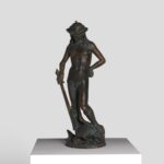 Réplique de la sculpture de David de Donatello, représentant un jeune homme contemplatif.