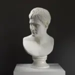 Buste de Napoléon en résine avec finition marbrée et bronze.