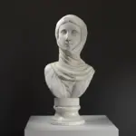 Buste de la Vestale en résine avec effet de patine marbrée et bronze.