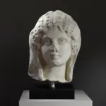 Buste en marbre romain représentant le portrait d'une jeune femme.