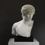 Buste d'Antinous en résine avec finition marbrée et en bronze.