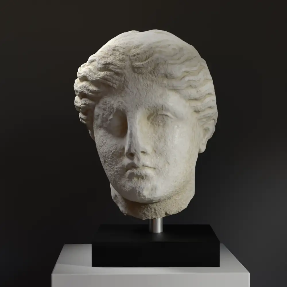 Buste en marbre grec d'une tête féminine avec des détails raffinés.