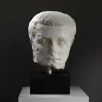 Buste de la tête de l'empereur Caligula en résine avec finition marbrée.