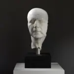 Buste d'un prêtre d'Isis en résine avec finition marbrée et bronze.