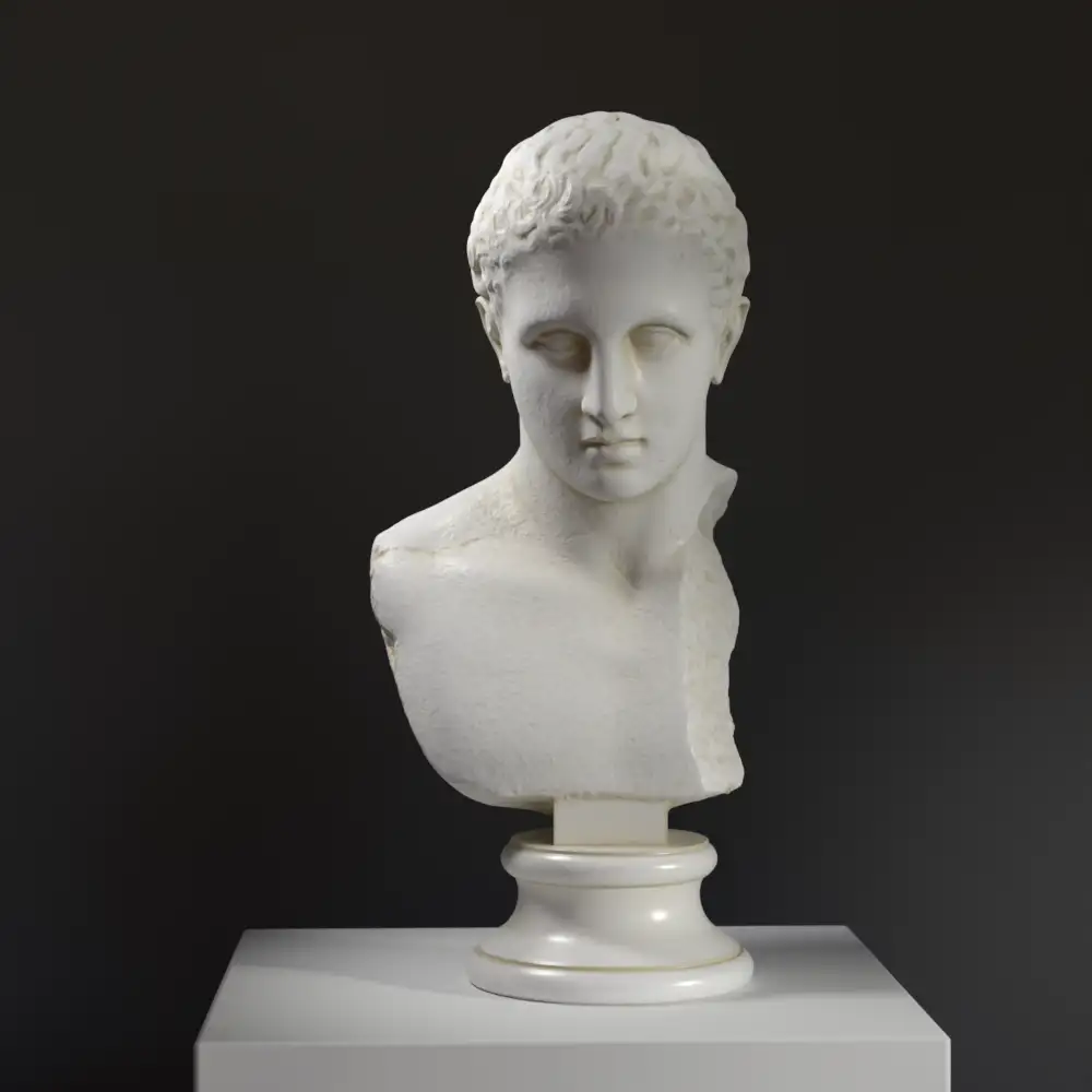 Buste du Jeune en Marbre, sculpture représentant une figure juvénile.