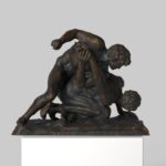 Replica della Scultura dei Lottatori degli Uffizi in resina con effetto marmo e bronzo.