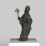 Scultura di San Nicola in resina con dettagli intricati.