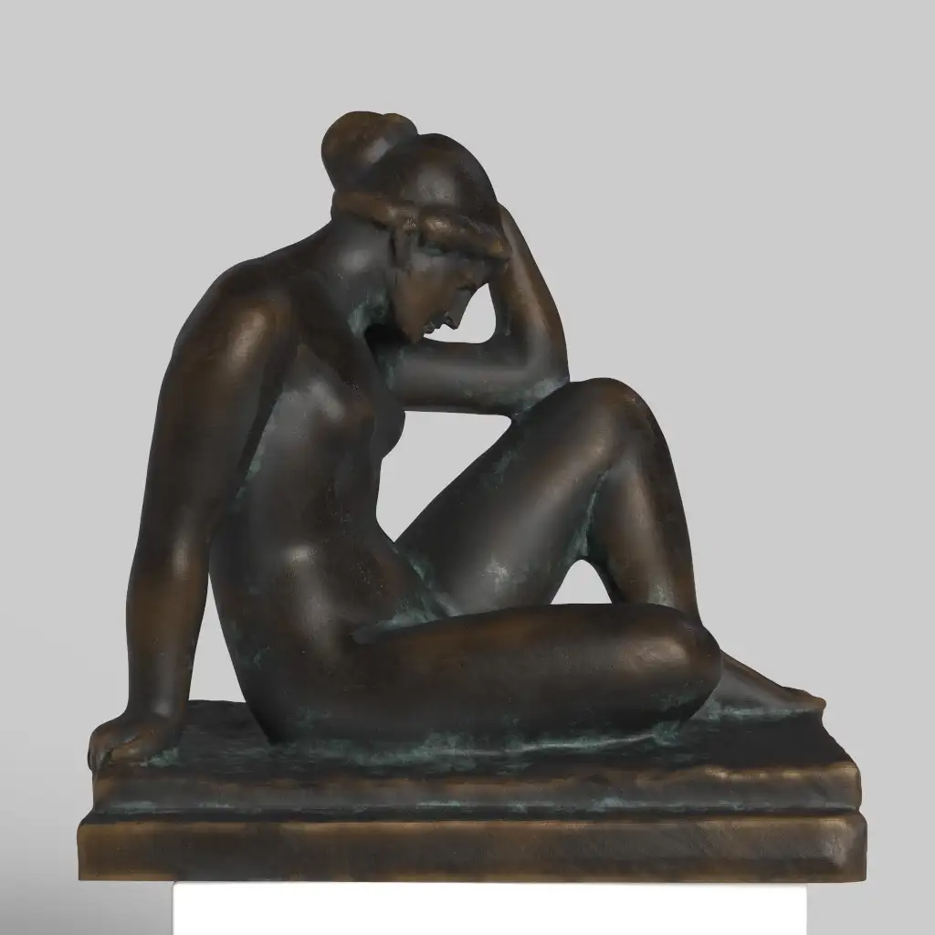Replica della scultura 'La Méditerranée' di Aristide Maillol, che rappresenta una donna seduta in contemplazione.