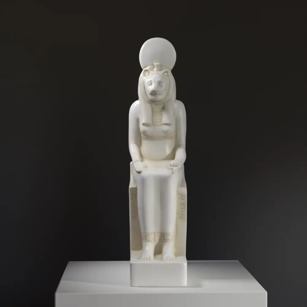 Replica della scultura di Sekhmet con testa di leonessa.