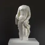 Statua di una Donna in resina con effetto patinato.