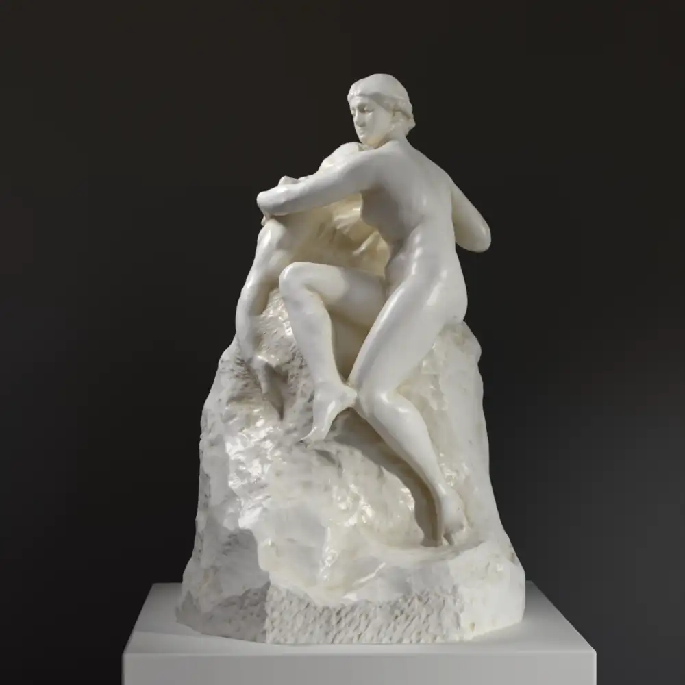 Replica della Scultura di Adolfo Apolloni con figura femminile nuda su blocco di marmo.