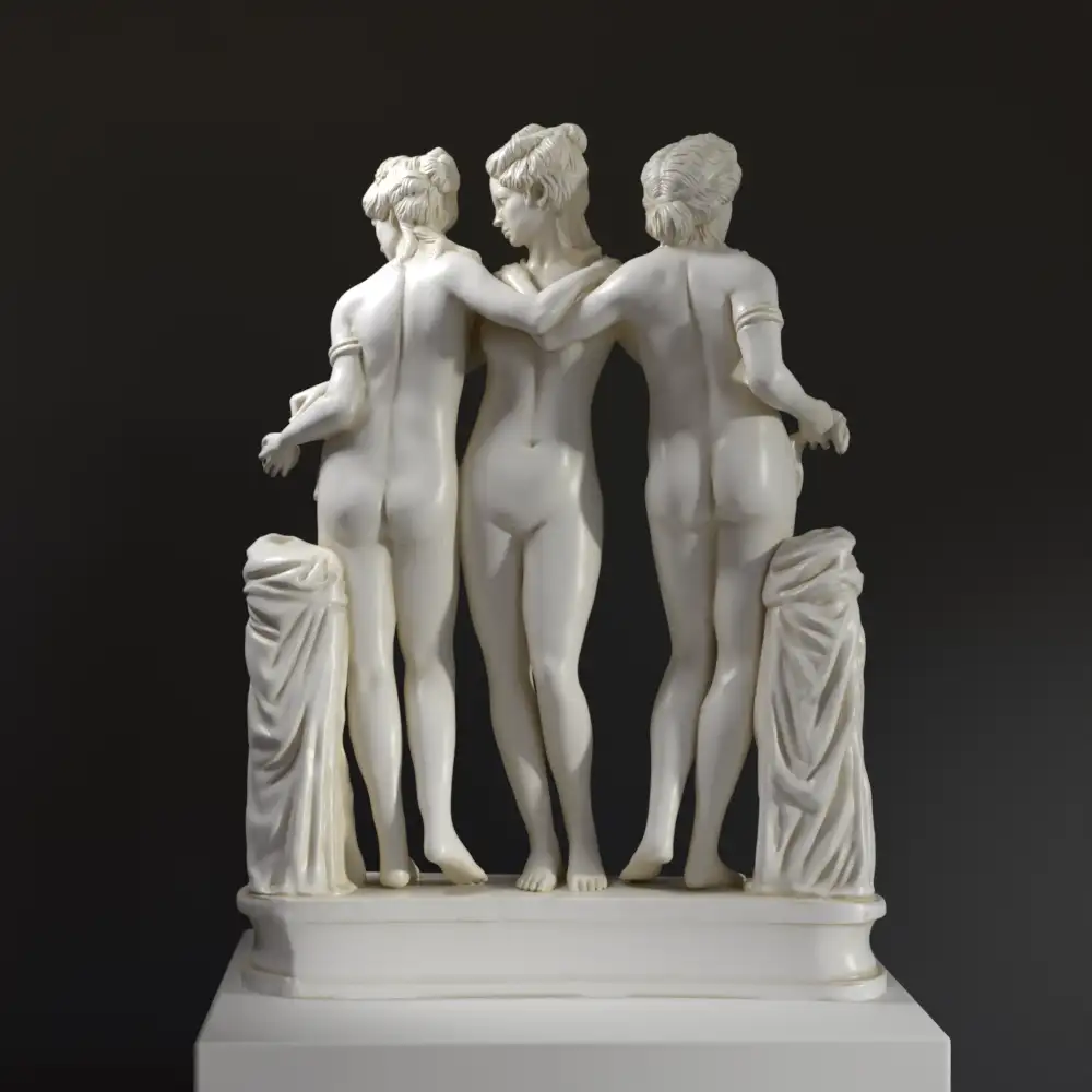 Replica della Scultura delle Tre Grazie al Louvre di Parigi in resina con effetto marmo e bronzo.