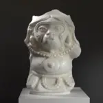 Scultura della Figurina del Monkey di Tumaco in resina con effetto marmo e bronzo.