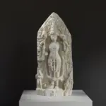 Scultura della Stele di Vishnu Vasudeva in resina con patina.