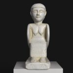 Scultura della statuetta della donna uccello Ba egiziana in resina con finitura in marmo e bronzo.