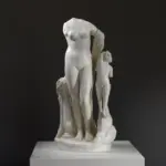 Replica della scultura di Afrodite Anadiomene che emerge dal mare.