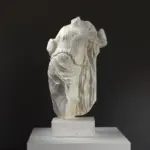 Scultura di Afrodite da Gortyn in resina con effetto marmo e bronzo.