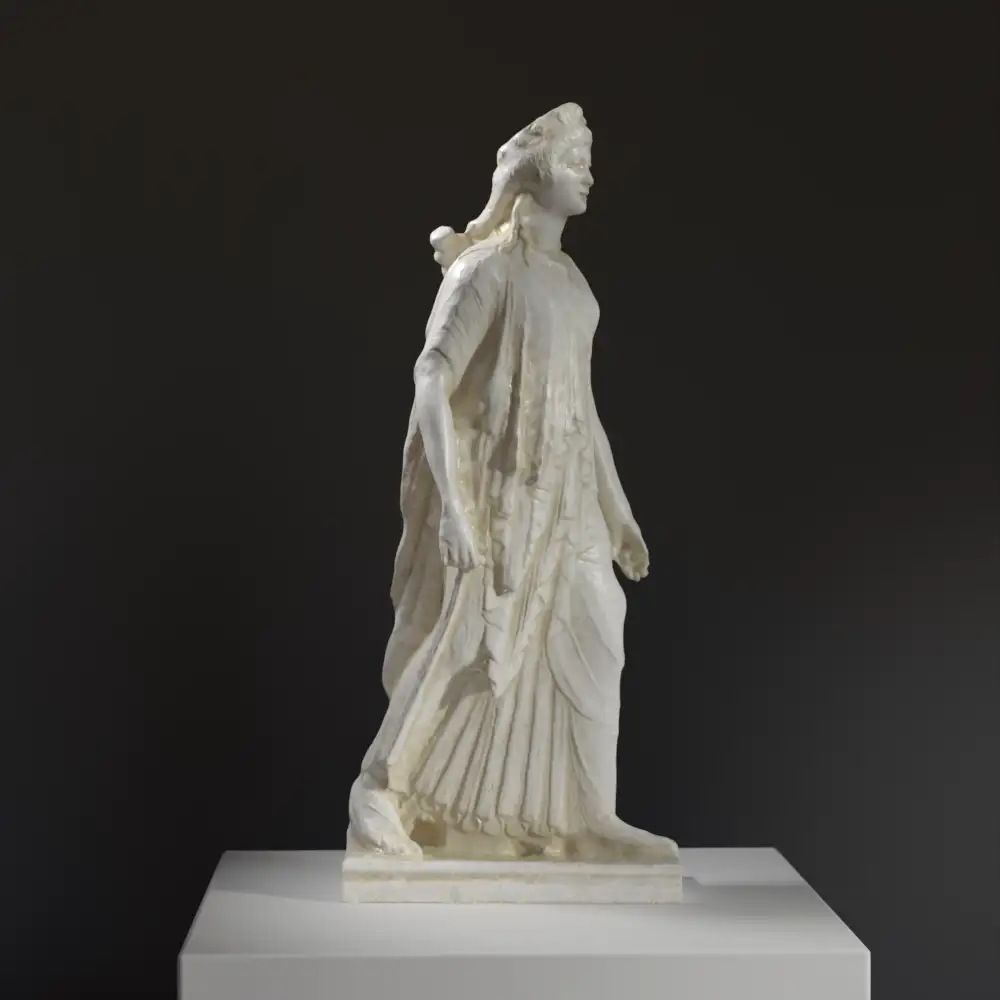 Replica della scultura di Artemide con arco e frecce.