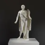 Replica della scultura di Augusto, con dettagli intricati e patina elegante.