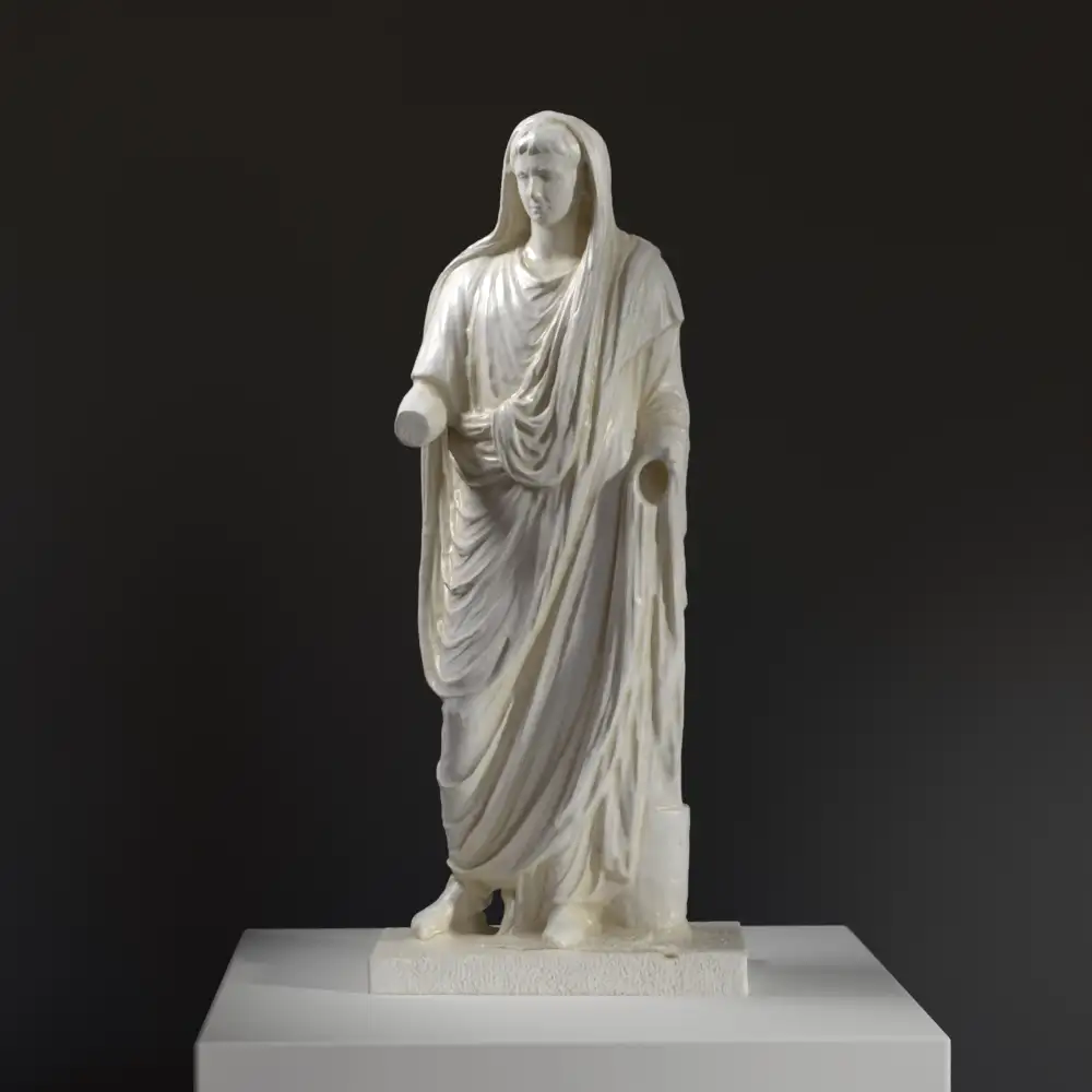 Replica della scultura di Augusto come Pontefice Massimo in resina con effetto marmo e bronzo.