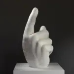 Scultura della Grande Mano in resina con finitura in marmo e bronzo.