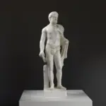 Replica della Scultura dell'Uomo con Arma in resina con finitura in marmo e bronzo.