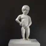 Replica della scultura Manneken Pis, simbolo di Bruxelles.