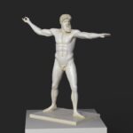 Replica della scultura del Bronzo di Artemision, rappresentante Zeus in una posa eroica.