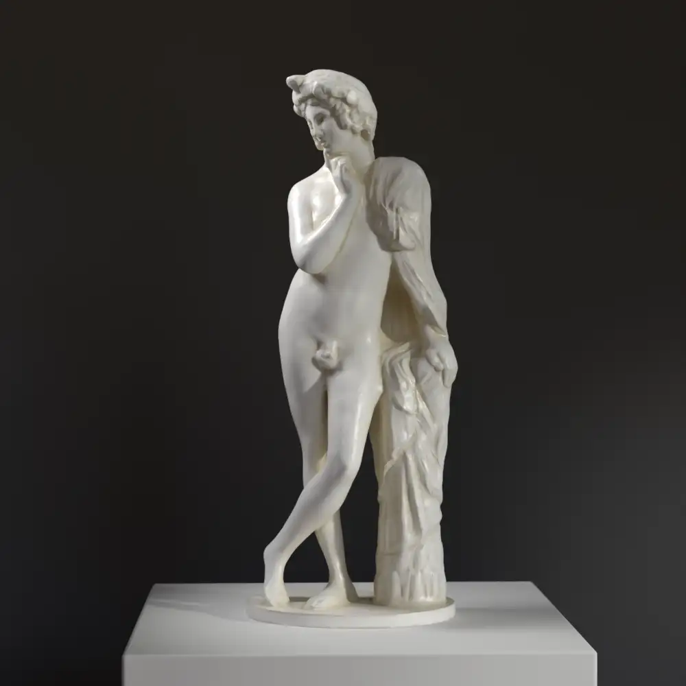 Replica della scultura di Narciso al Museo Statale Ermitage di San Pietroburgo.