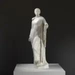 Replica della scultura della Figlia di Niobe Niobide in resina con finitura in patina.