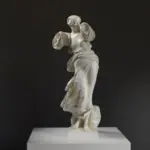 Scultura della Ninfa in resina con patina che imita marmo e bronzo.