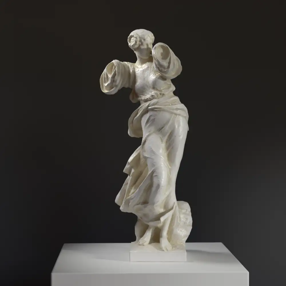 Scultura della Ninfa in resina con patina che imita marmo e bronzo.