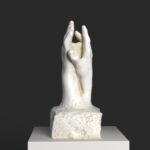 Replica della scultura 'Il Segreto' con due mani pronte a toccarsi.