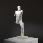 Replica della scultura di Aristogeiton in resina con effetto patina.