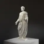 Scultura dell'Uomo con la toga, realizzata in resina di alta qualità.