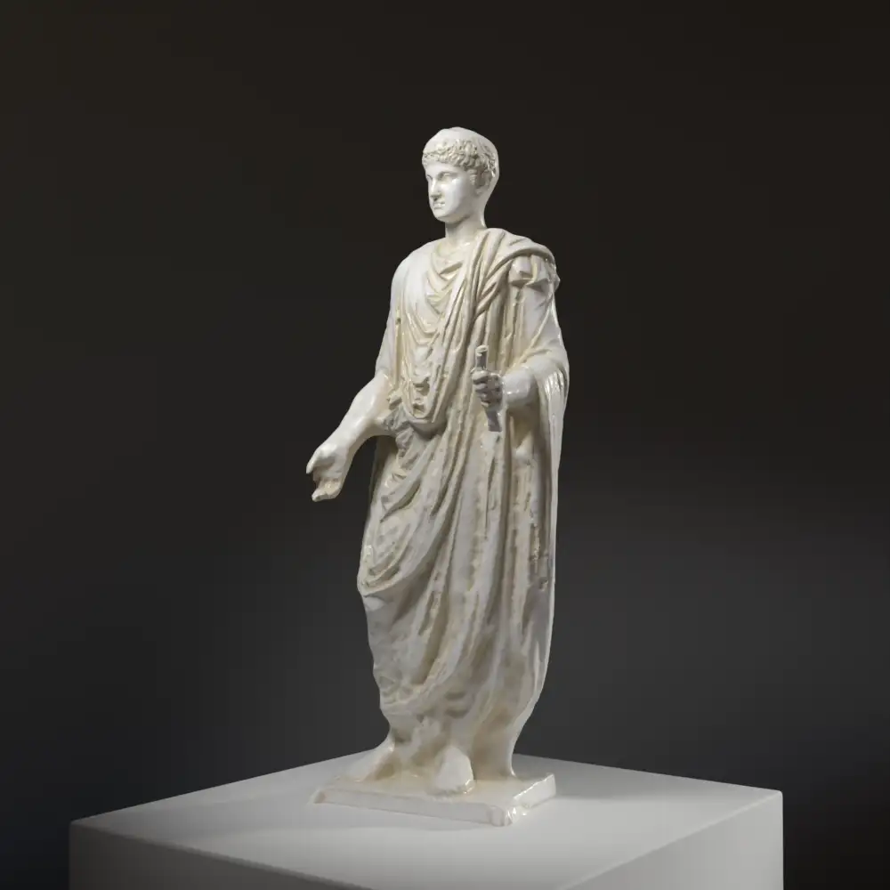 Scultura dell'Uomo con la toga, realizzata in resina di alta qualità.