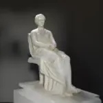 Replica della scultura della cosiddetta Agrippina, con dettagli in marmo e bronzo.