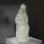 Replica della scultura della Vergine e Bambino al Louvre di Parigi.