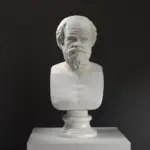 Busto di Socrate in resina con dettagli intricati.