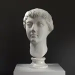 Busto della Statua di Livia in resina con finitura effetto marmo e bronzo.