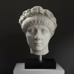 Scultura del Ragazzo con Lorbé in resina con finitura in marmo e bronzo.