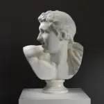 Replica del Busto di Antifate in resina con finitura in marmo e bronzo.