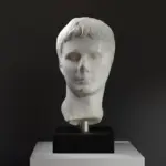 Replica del Busto dell'Imperatore Augusto in resina con effetto marmo e bronzo.