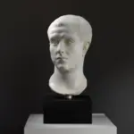 Busto di un uomo gallico in resina con finitura in patina.