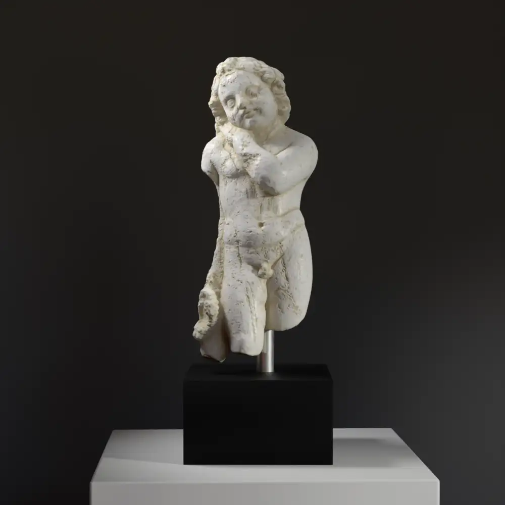 Scultura di Cupido in marmo romano con dettagli raffinati.