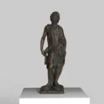 Sculptuur van Johannes de Doper, gedetailleerde replica in hars met marmer- en bronspatina.