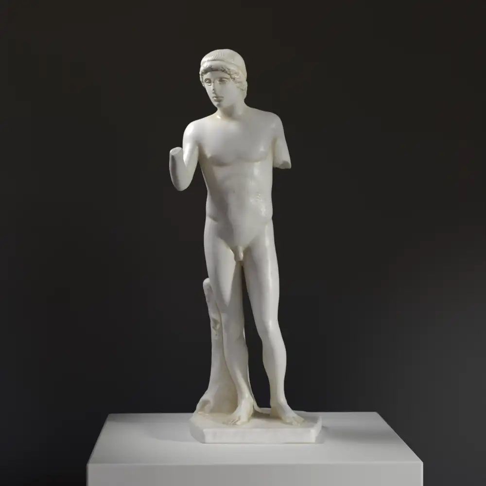 Standbeeld van een naakte jongeman, replica van klassieke sculptuur.