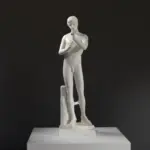 Sculptuur van een jeugdige figuur die fluit speelt, gemaakt van hars met een marmerachtige afwerking.