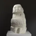 Replica van de Anthropomorfe Sculptuur Potbelly met marmer- en bronseffect.