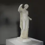 Replica van de sculptuur van Aphrodite, godin van de liefde, met een appel in haar hand.